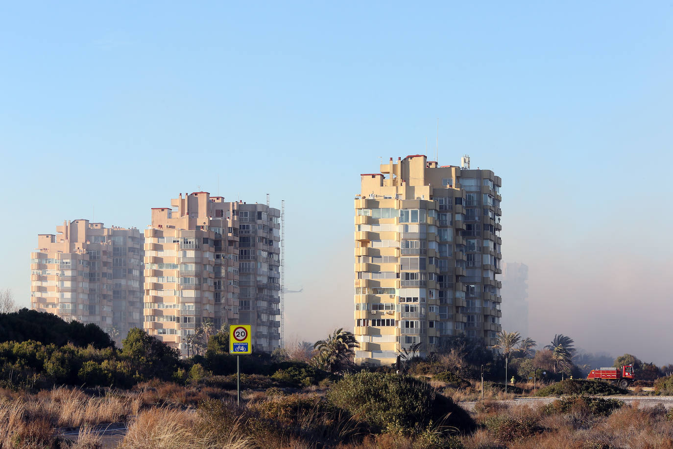 Fotos del incendio de El Saler que ha obligado a desalojar seis edificios