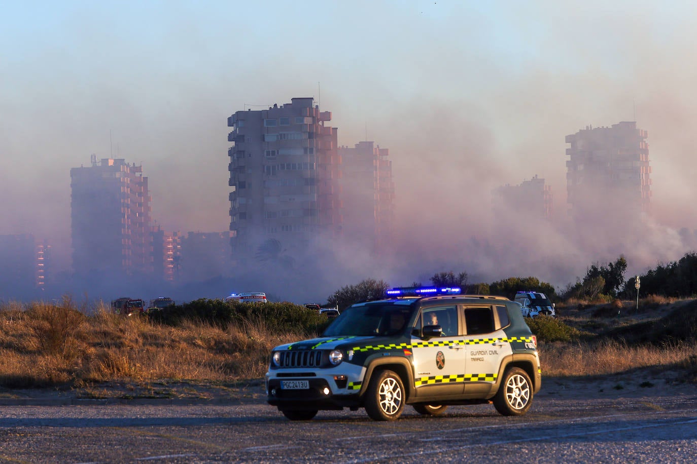 Fotos del incendio de El Saler que ha obligado a desalojar seis edificios