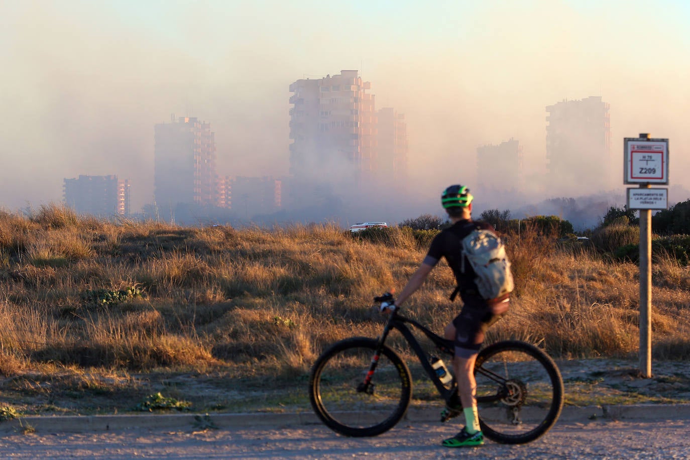 Fotos del incendio de El Saler que ha obligado a desalojar seis edificios