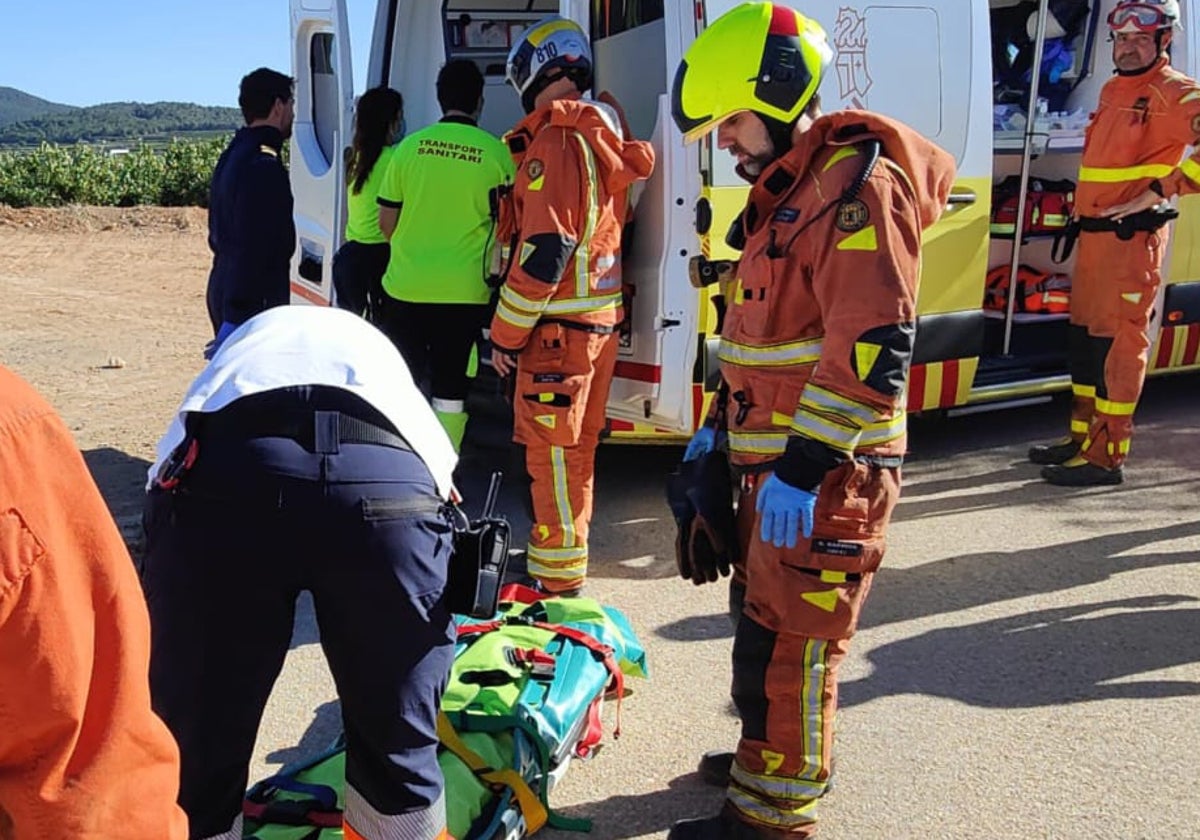 Bomberos y sanitarios que han intervenido en el siniestro ocurrido en la pirotecnia.