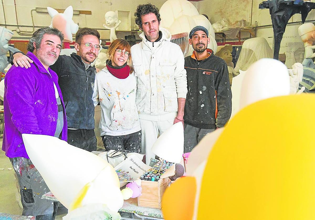 Los cinco artistas falleros comparten el taller para lograr ahorrar.