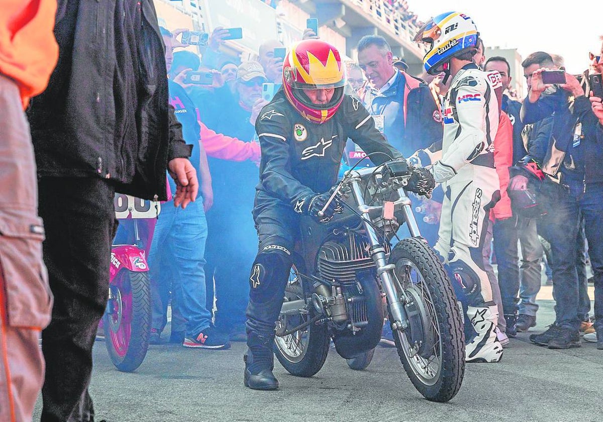 Jaime Alguersuari con la Ossa de Santiago Herrero en el Racing Legends 2023.