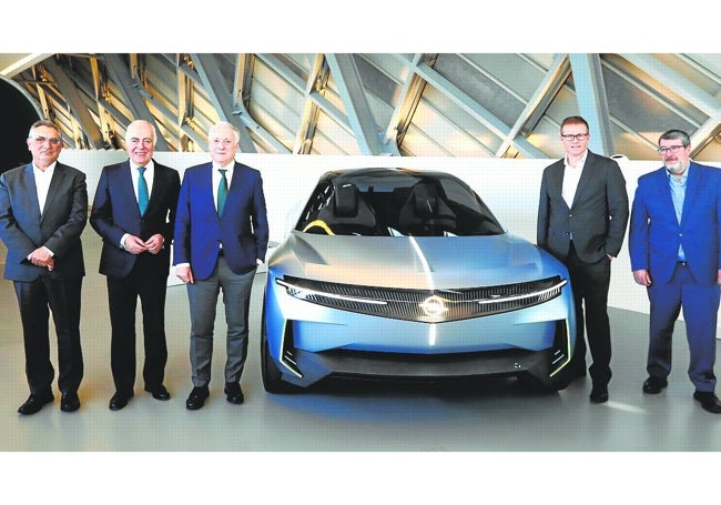 Los anfitriones de Mobility Zaragoza y el equipo de diseño de Opel.