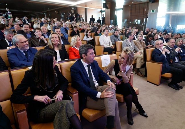 El auditorio, repleto durante la gala, con Carlos Mazón y Belén Arias al frente.