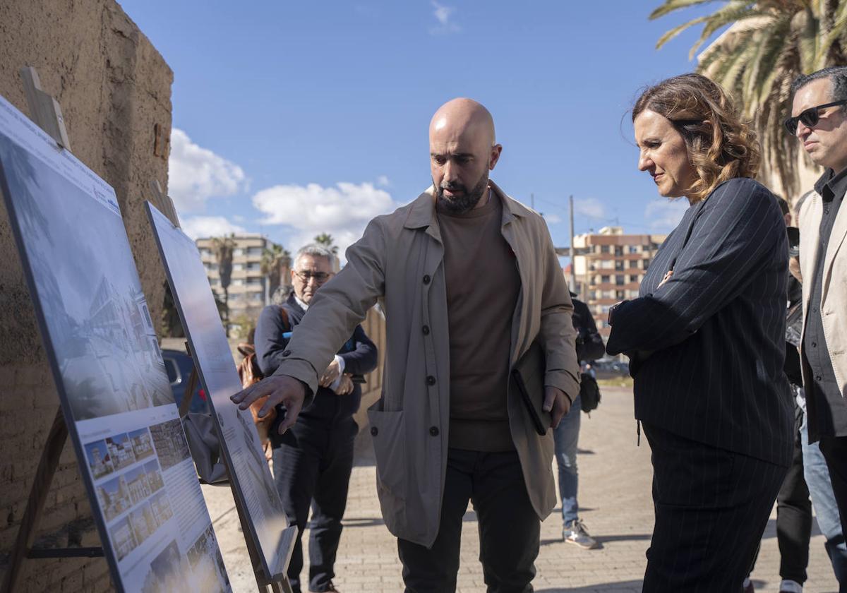 La alcaldesa de Valencia, María José Catalá, durante su visita a los Bloques Portuarios.