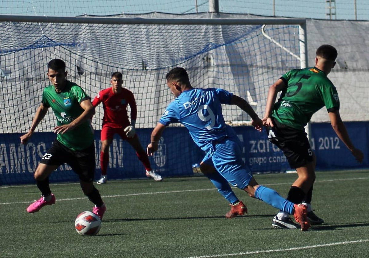 Defensores calpinos abortando una acción de un rival.