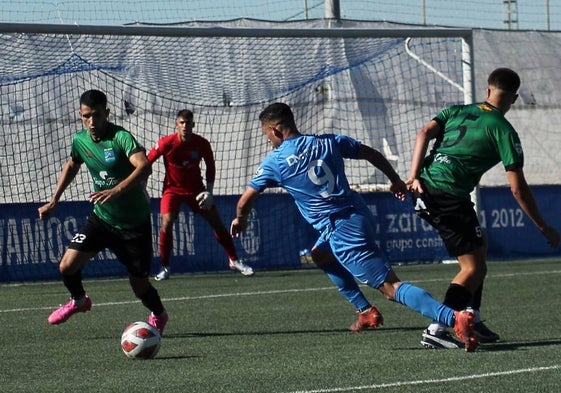 Defensores calpinos abortando una acción de un rival.