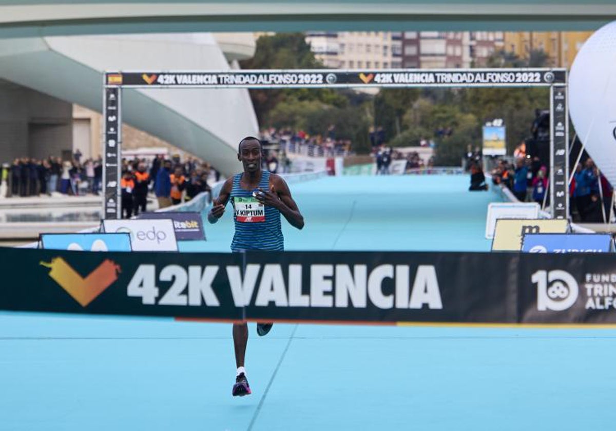 Kiptum, en el momento de completar su debut en maratón en Valencia.