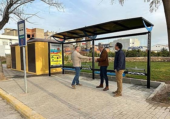 Moncofa mejora su entorno urbano con la instalación de marquesinas