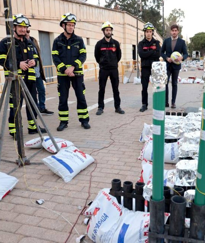 Imagen secundaria 2 - Visita a la falla Exposición de Martínez-Almeida, Catalá y Mazón; directivos y vendedores de mercados de Valencia, junto al concejal Santiago Ballester; y visita de los bomberos de Madrid a Valencia.