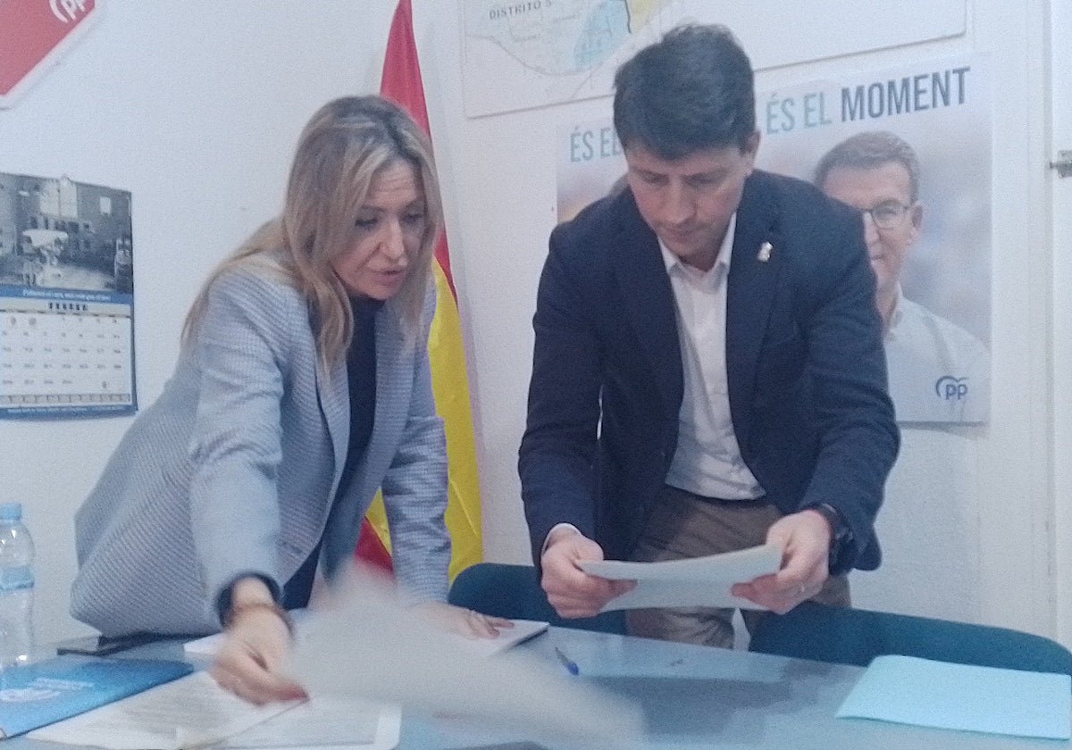 La diputada Verónica Marcos, con el portavoz del PP en el Ayuntamiento de Xàtiva, Marcos Sanchis.