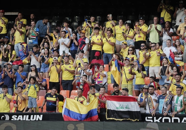 Aficionados animan antes del encuentro amistoso entre las selecciones de Colombia e Irak