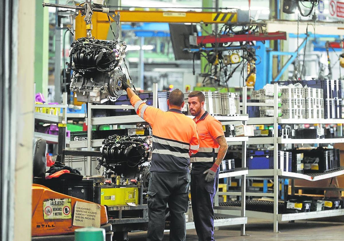 - Un trabajador en la fábrica de Ford en Almussafes.