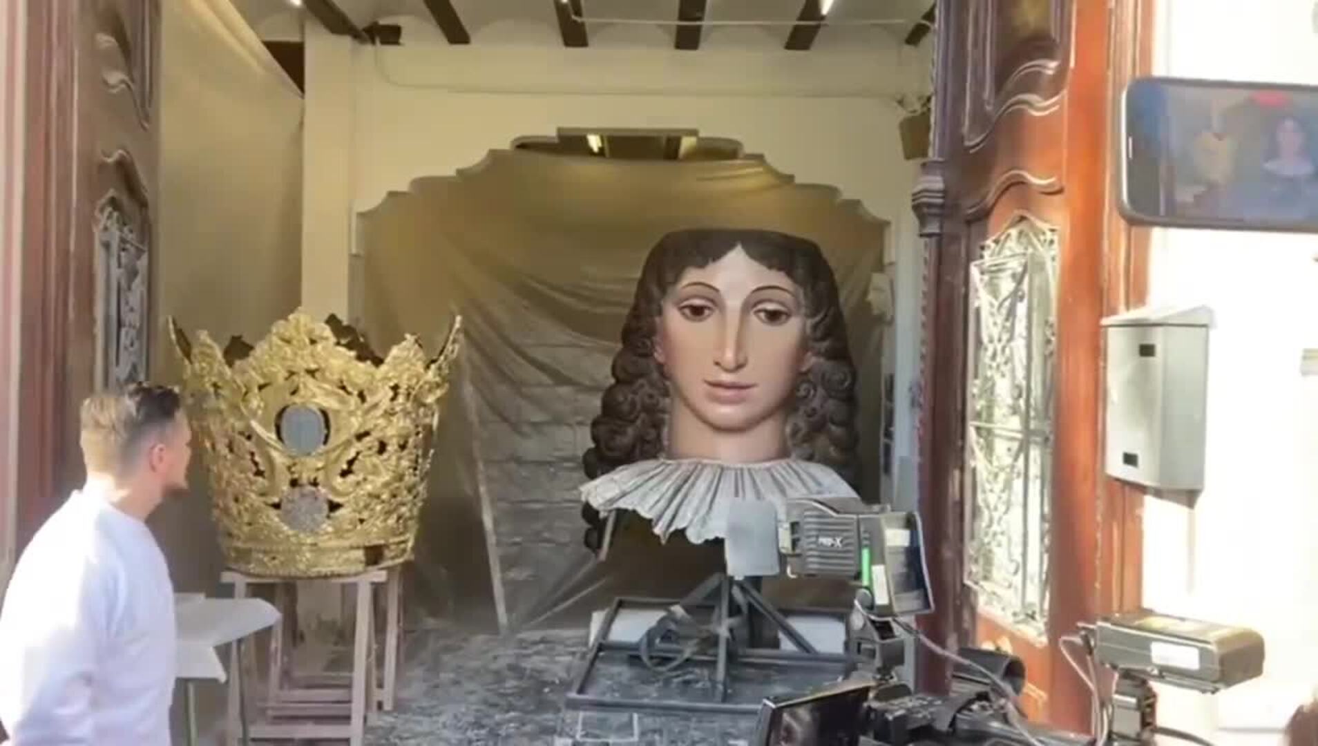 Restauración del cadafal de la Virgen de los Desamparados para la Ofrenda de las Fallas de 2024