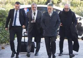 Grau y su equipo de abogados llega a la Ciudad de la Justicia.