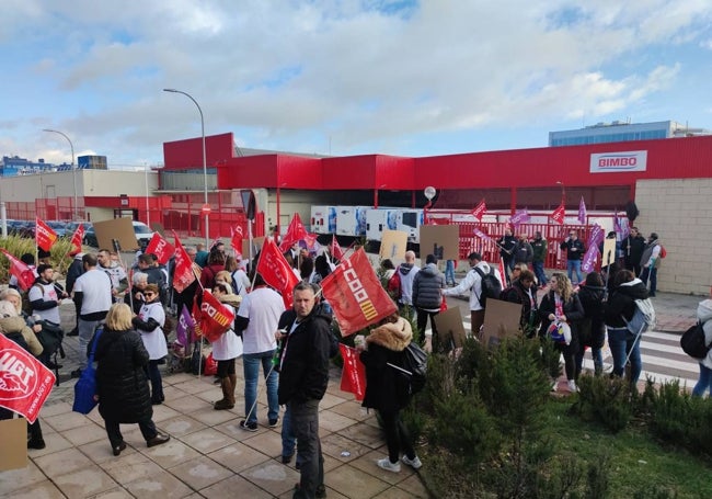 La protesta del lunes ante la sede de Bimbo en Madrid.