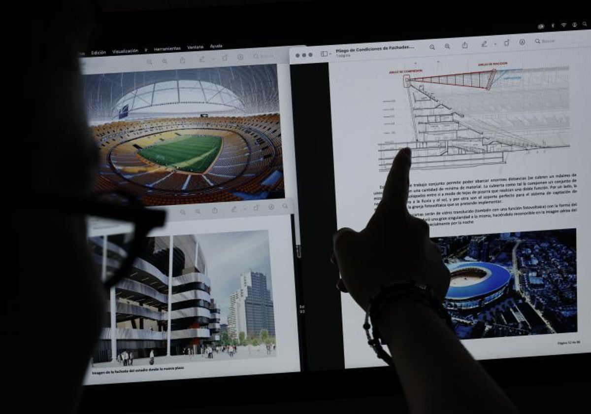 Un ciudadano revisa el último proyecto presentado por el Valencia para el nuevo Mestalla.