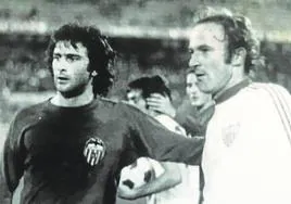 Kempes y Scotta se saludan en el Sánchez Pizjuán a la conclusión de su primer enfrentamiento. El partido se disputó el 12 de diciembre de 1976 y acabó con empate a cero.