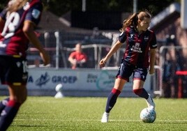 Anna Torrodà conduce el balón durante un partido con el Levante.