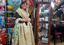 Charo Reina, durante la prueba de indumentaria, en la tienda de Enrique Marzal.