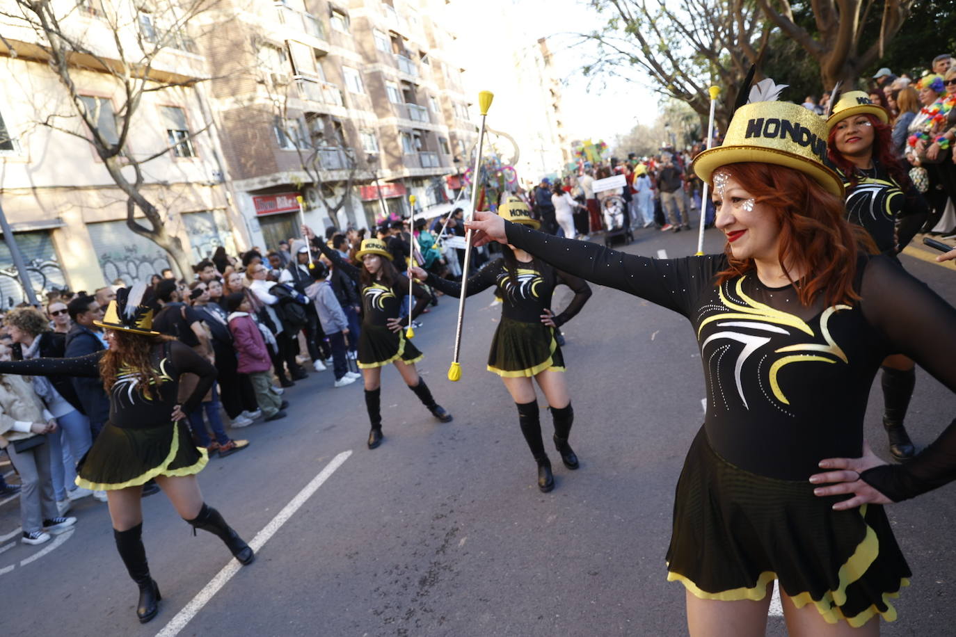 El desfile de carnaval revoluciona las calles de Ruzafa