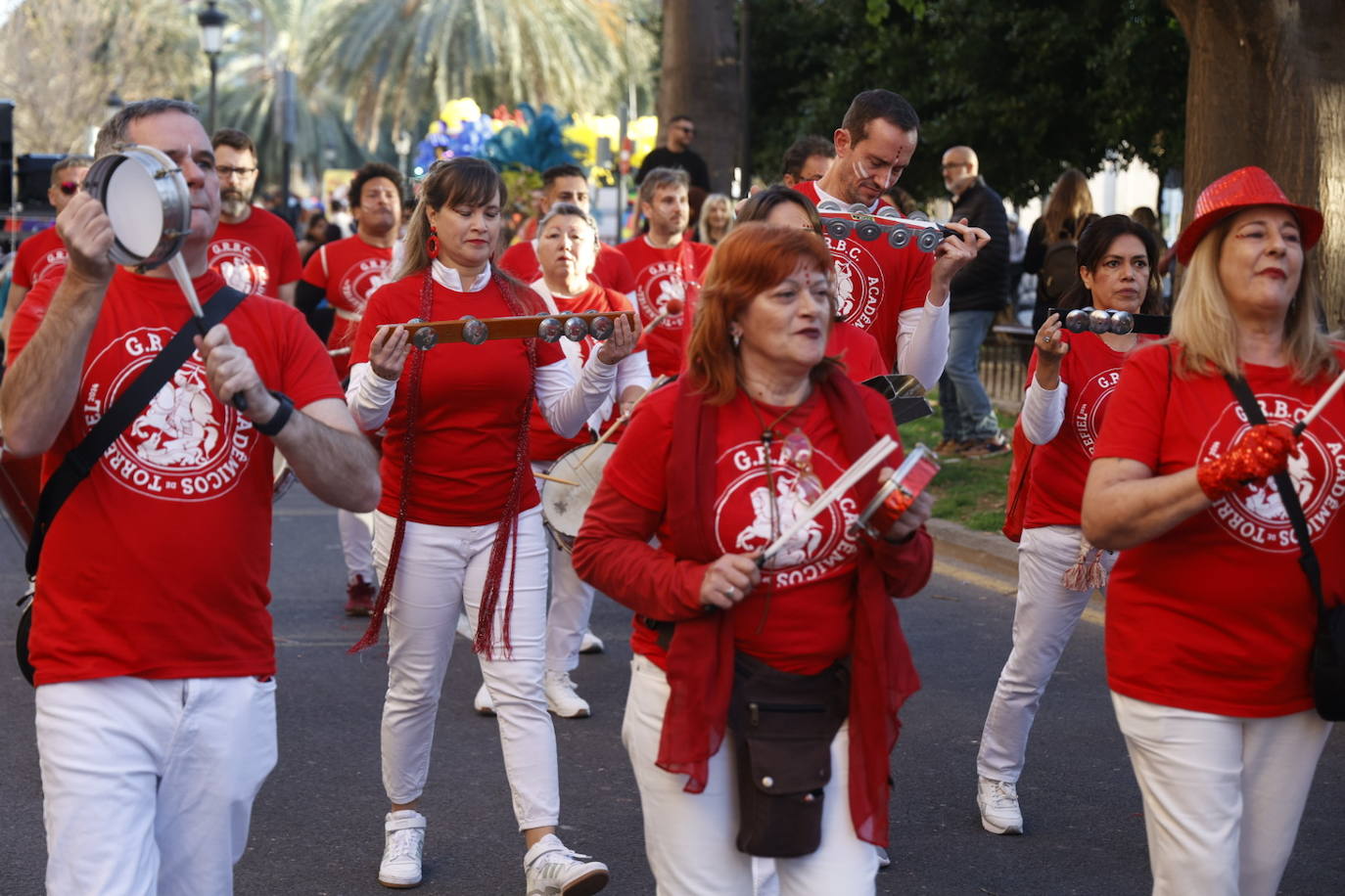 El desfile de carnaval revoluciona las calles de Ruzafa