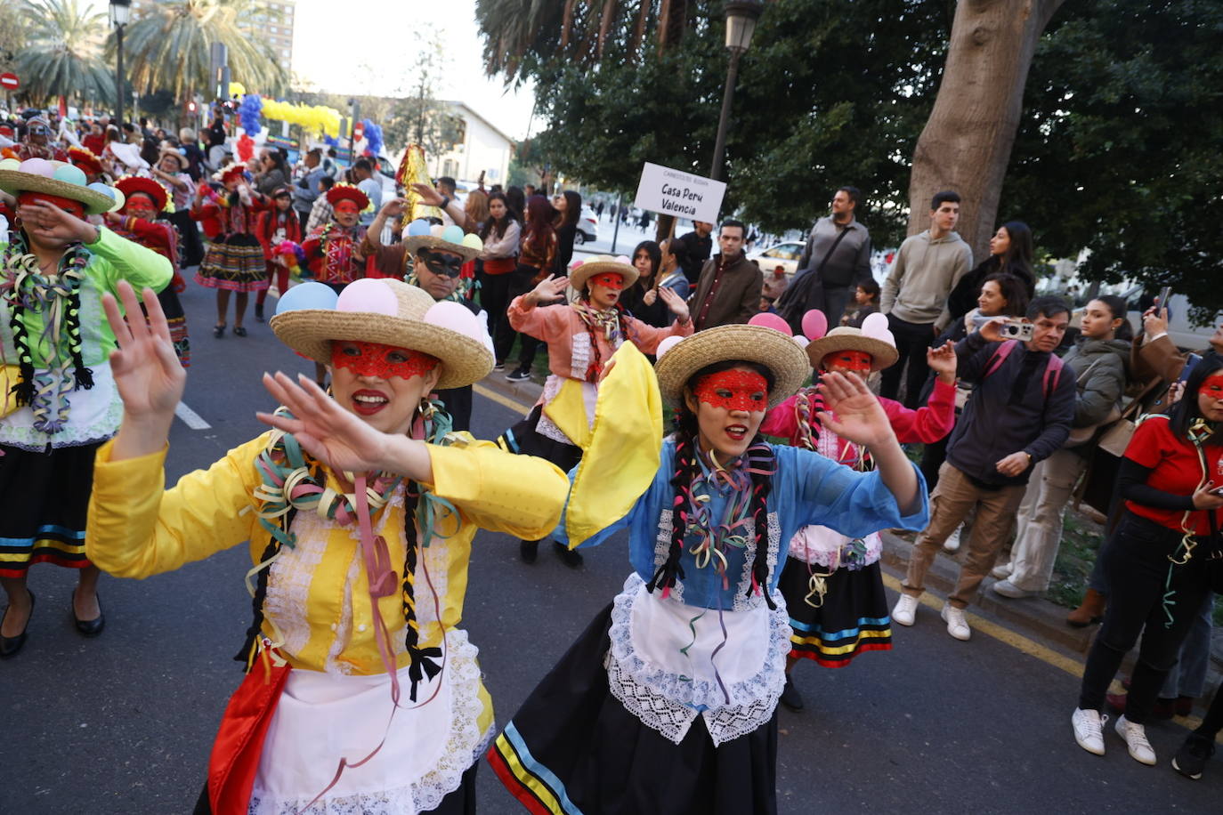 El desfile de carnaval revoluciona las calles de Ruzafa