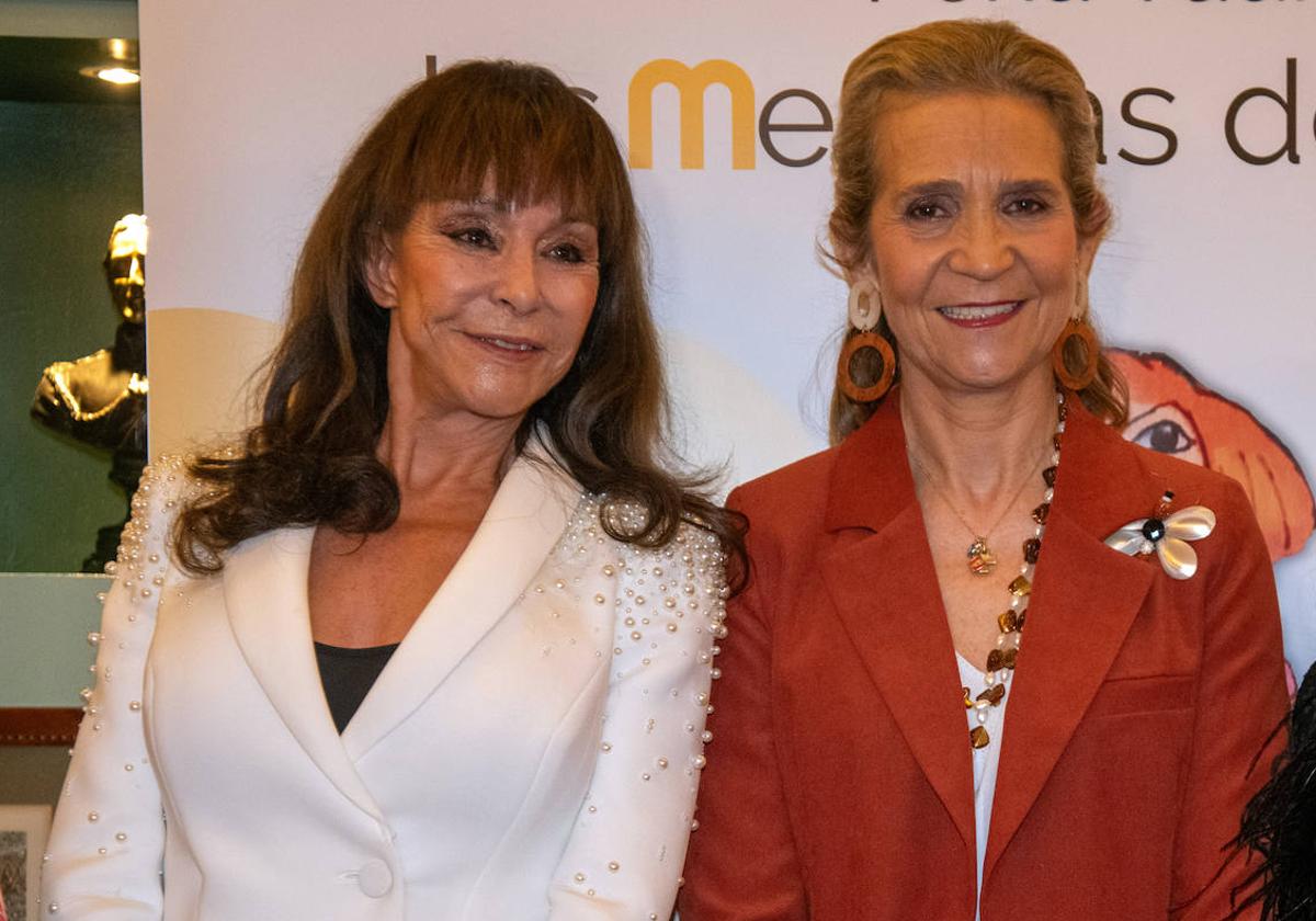 La Infanta Doña Elena, Menina de Honor, acompañada por María Ángeles Grajal durante la entrega de premios de la peña taurina.