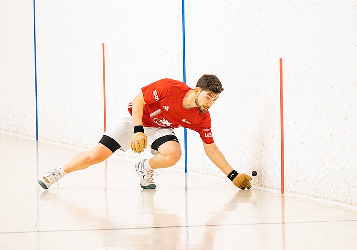 Ibiza se lanza para pararla junto a la muralla.