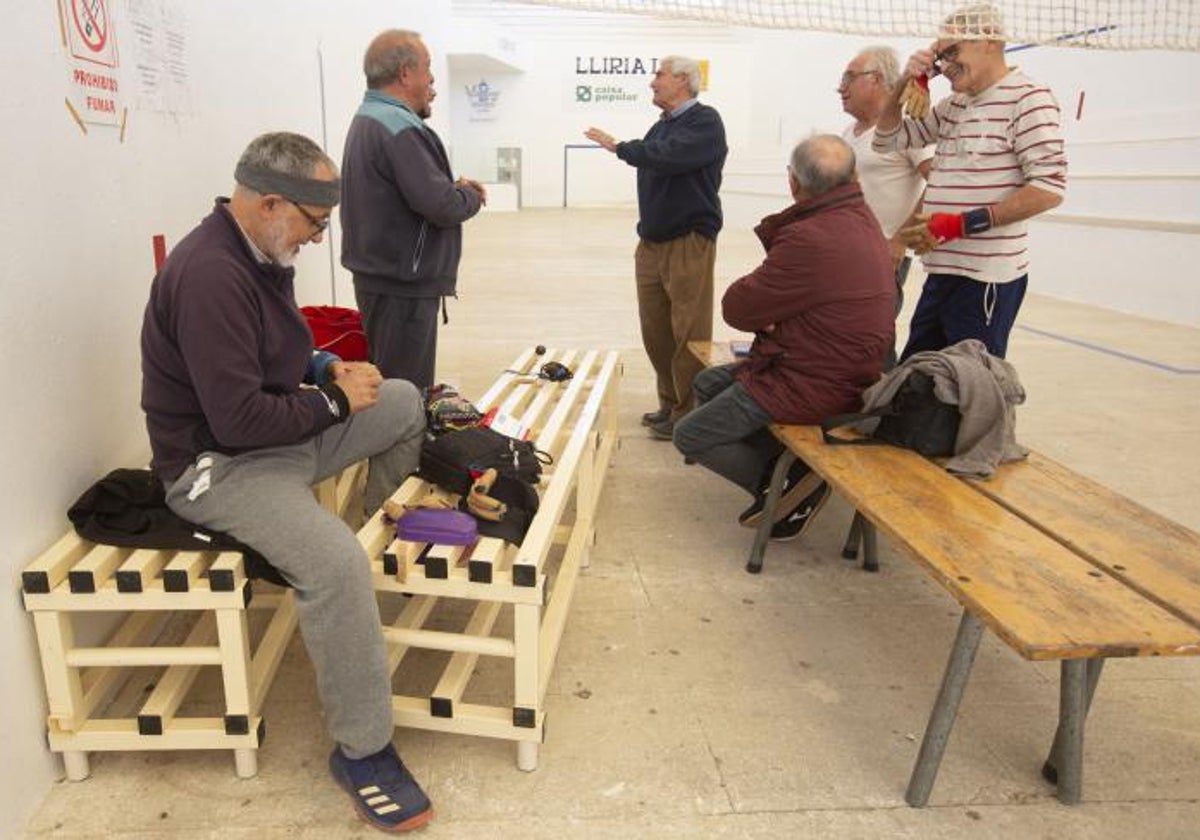 Preparativos para jugar partidas en el trinquet de Llíria.