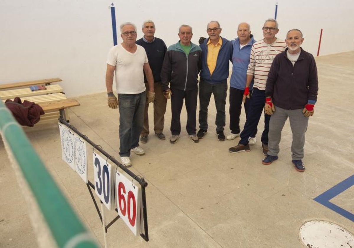 Imagen principal - Los participantes en las partidas de Llíria, Melina en acción ante la mirada de Colau, y el exalcalde edetano Manuel Izquierdo.