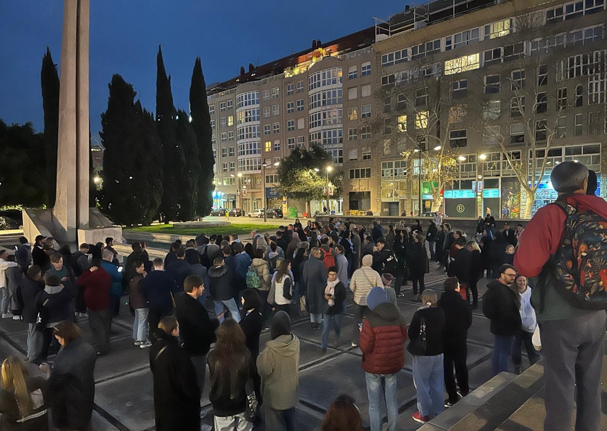 Imagen secundaria 1 - Homenaje en Valencia a Nalvani, el opositor ruso muerto en la cárcel