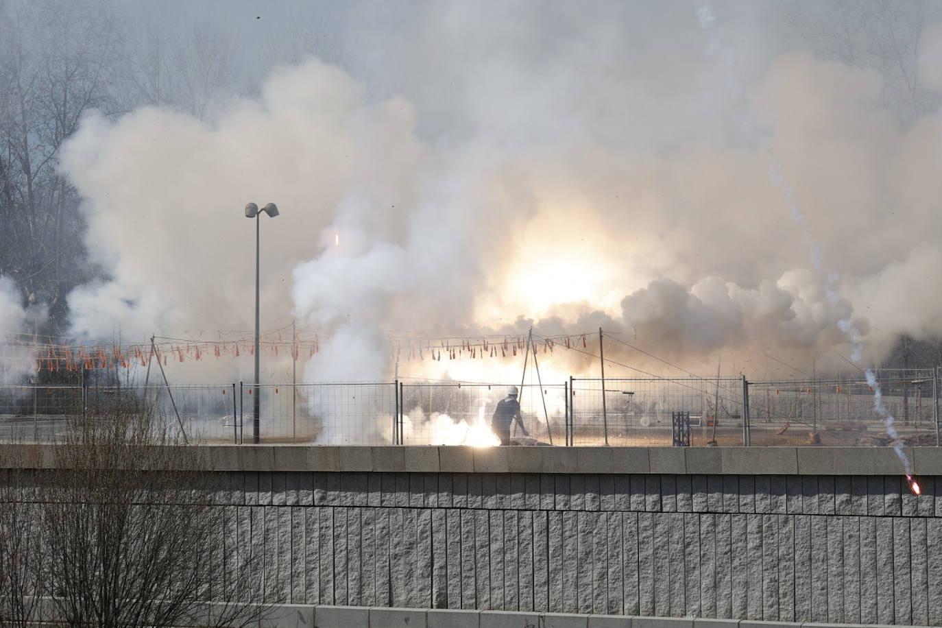 Fotos: Espectacular mascletà en Madrid con llenazo en Puente del Rey