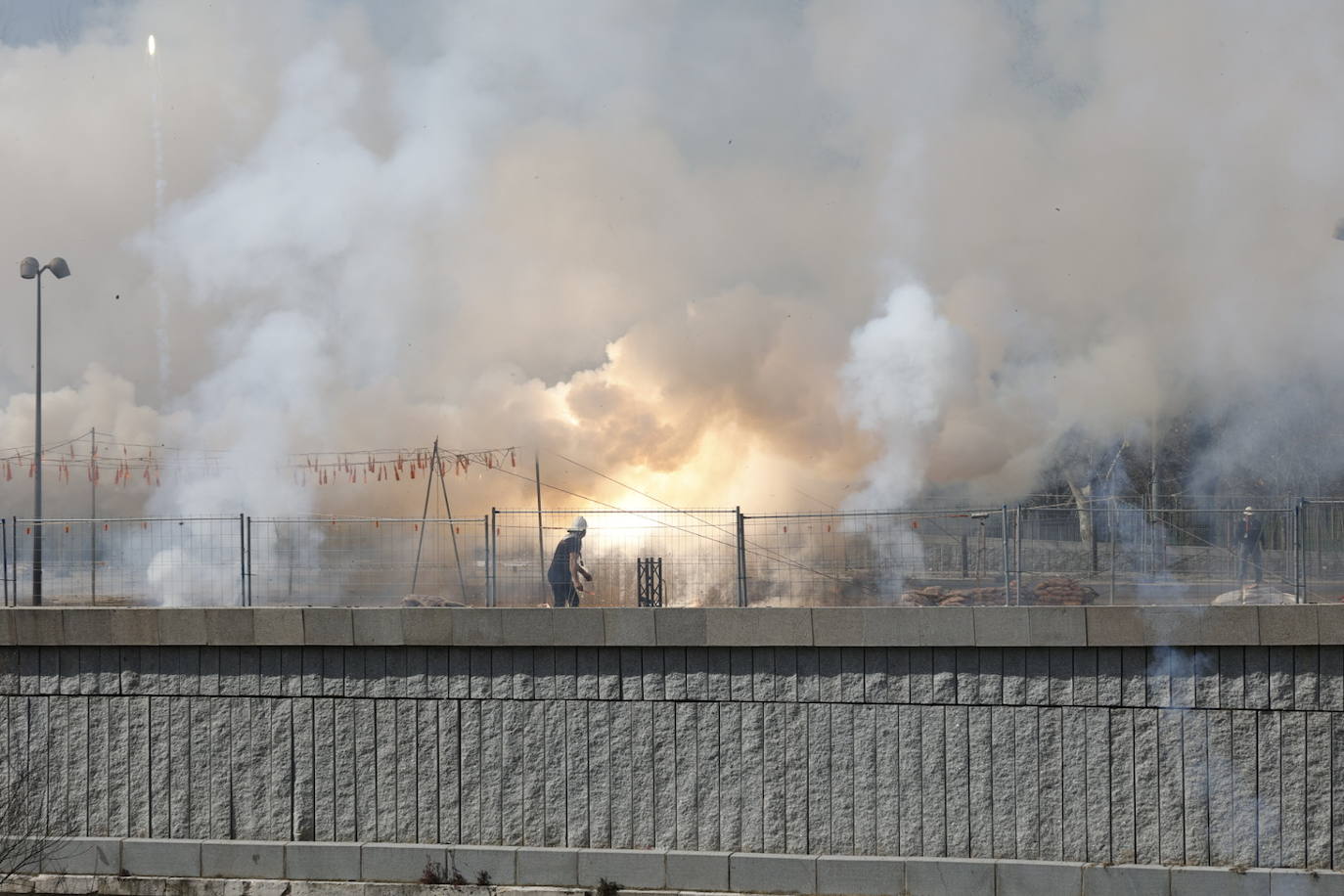 Fotos: Espectacular mascletà en Madrid con llenazo en Puente del Rey