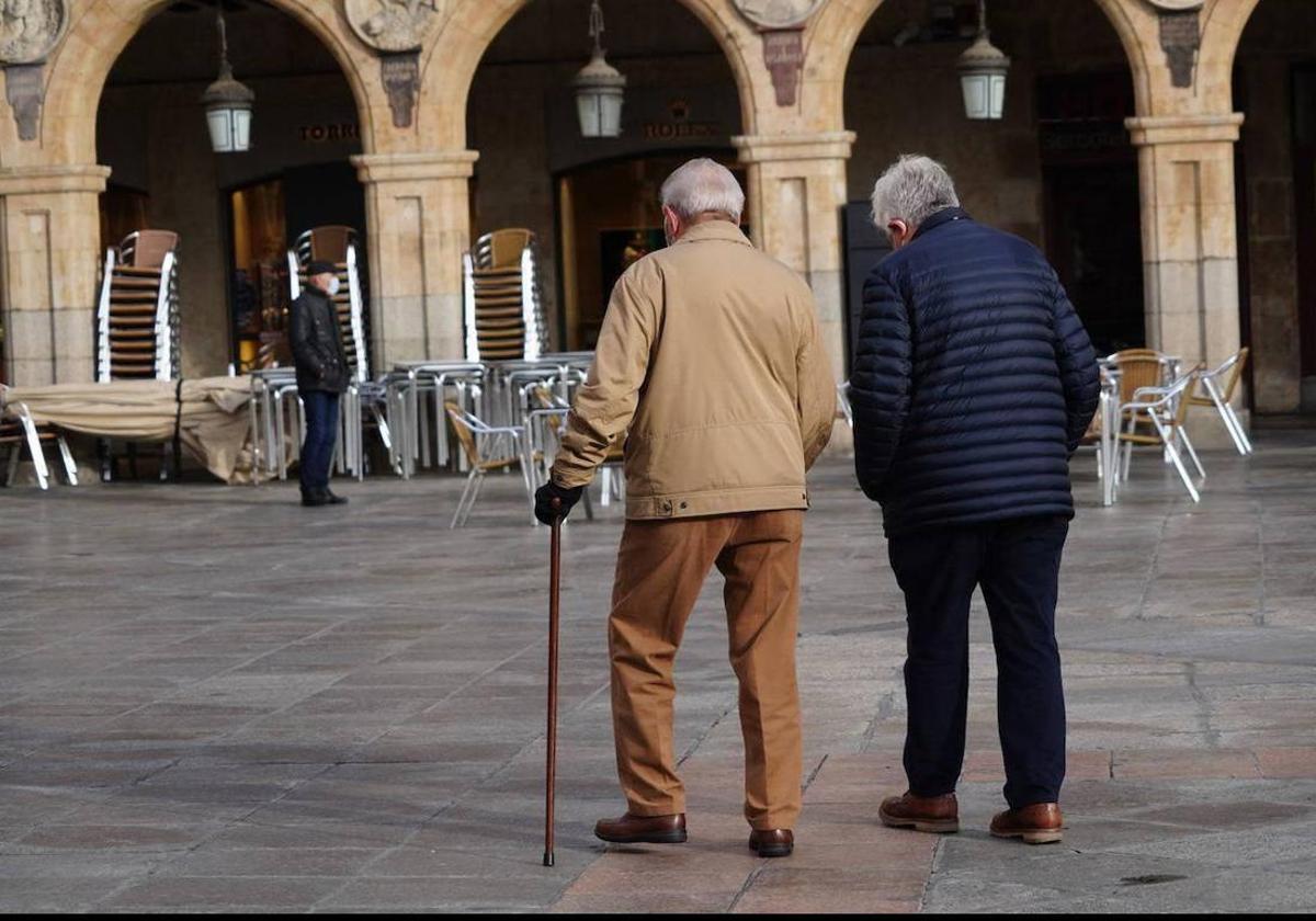 Dos jubilados paseando en una imagen de archivo.