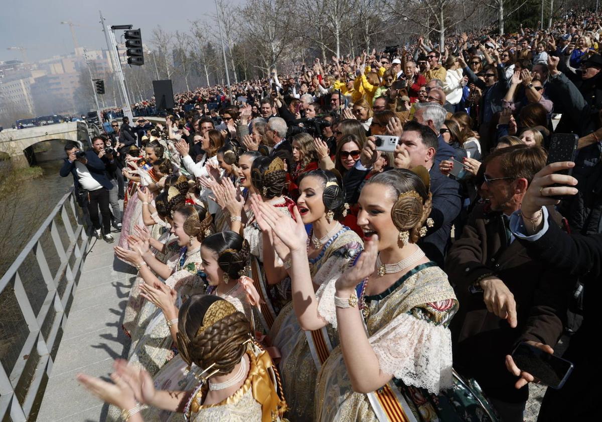 Imagen principal - Una mascletà histórica hace temblar Madrid y reúne a más de 20.000 personas