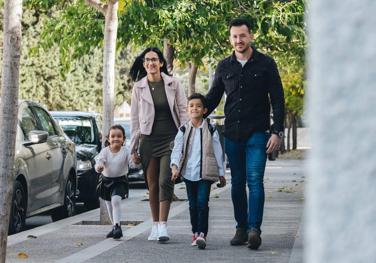 Rafa, el primer bebé nacido por FIV, con su mujer, Patri, y sus hijos Sofía y Marco, en la actualidad