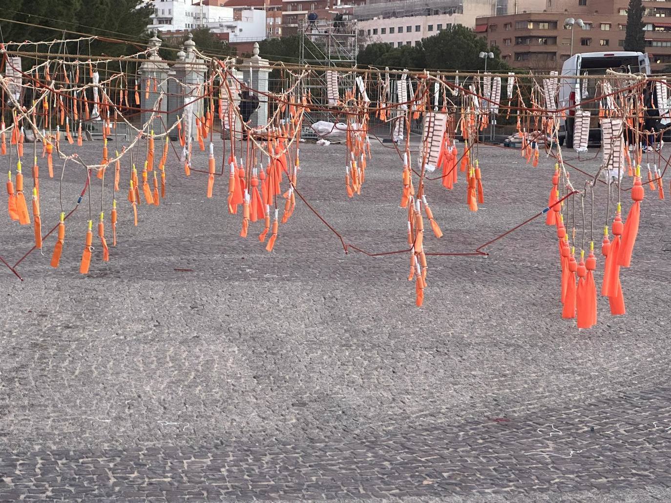 Los 300 kilos de pólvora ya están listos para ser disparados en el Puente del Rey de Madrid