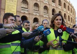 La alcaldesa Maria José Catalá atiende a los medios