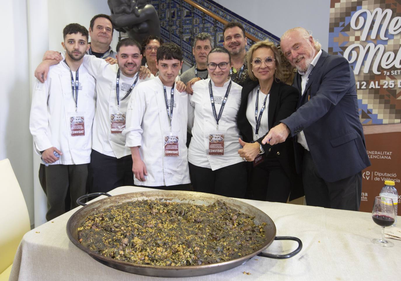 Imagen secundaria 1 - Arriba, Raúl Magraner, chef de Bonaire, en El Palmar, ganador del concurso. Abajo, unos estudiantes del instituto del Grao que han cocinado una paella de fetge de bou de premio. A la derecha, uno de los jóvenes probando el caldo.