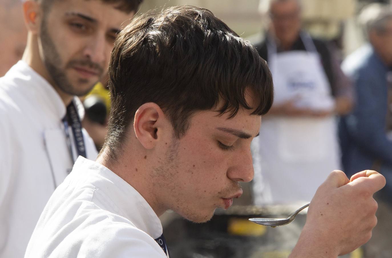 Imagen secundaria 2 - Arriba, Raúl Magraner, chef de Bonaire, en El Palmar, ganador del concurso. Abajo, unos estudiantes del instituto del Grao que han cocinado una paella de fetge de bou de premio. A la derecha, uno de los jóvenes probando el caldo.