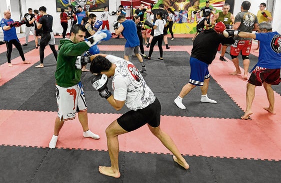 El equipo de MMA TFT Meliana ejercitándose en el gimnasio.