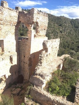 Uno de los muros de piedra del Castell de Marinyén.