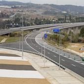 Qué significa la gigantesca línea roja que están pintando en algunas carreteras