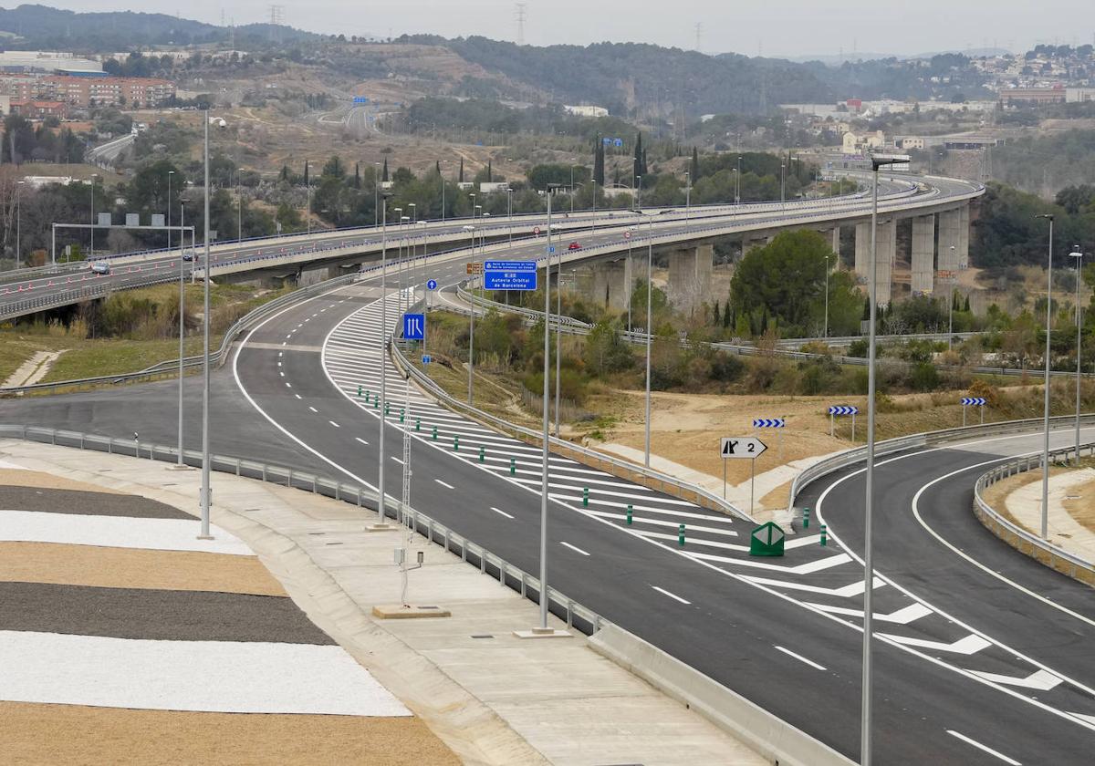 Qué significa la gigantesca línea roja que están pintando en algunas carreteras