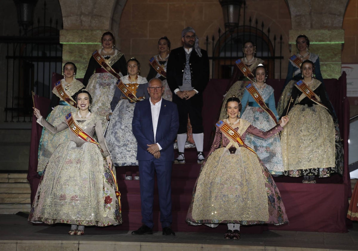 Imagen principal - Emociones a flor de piel en el pistoletazo de salida de las Fallas de Dénia