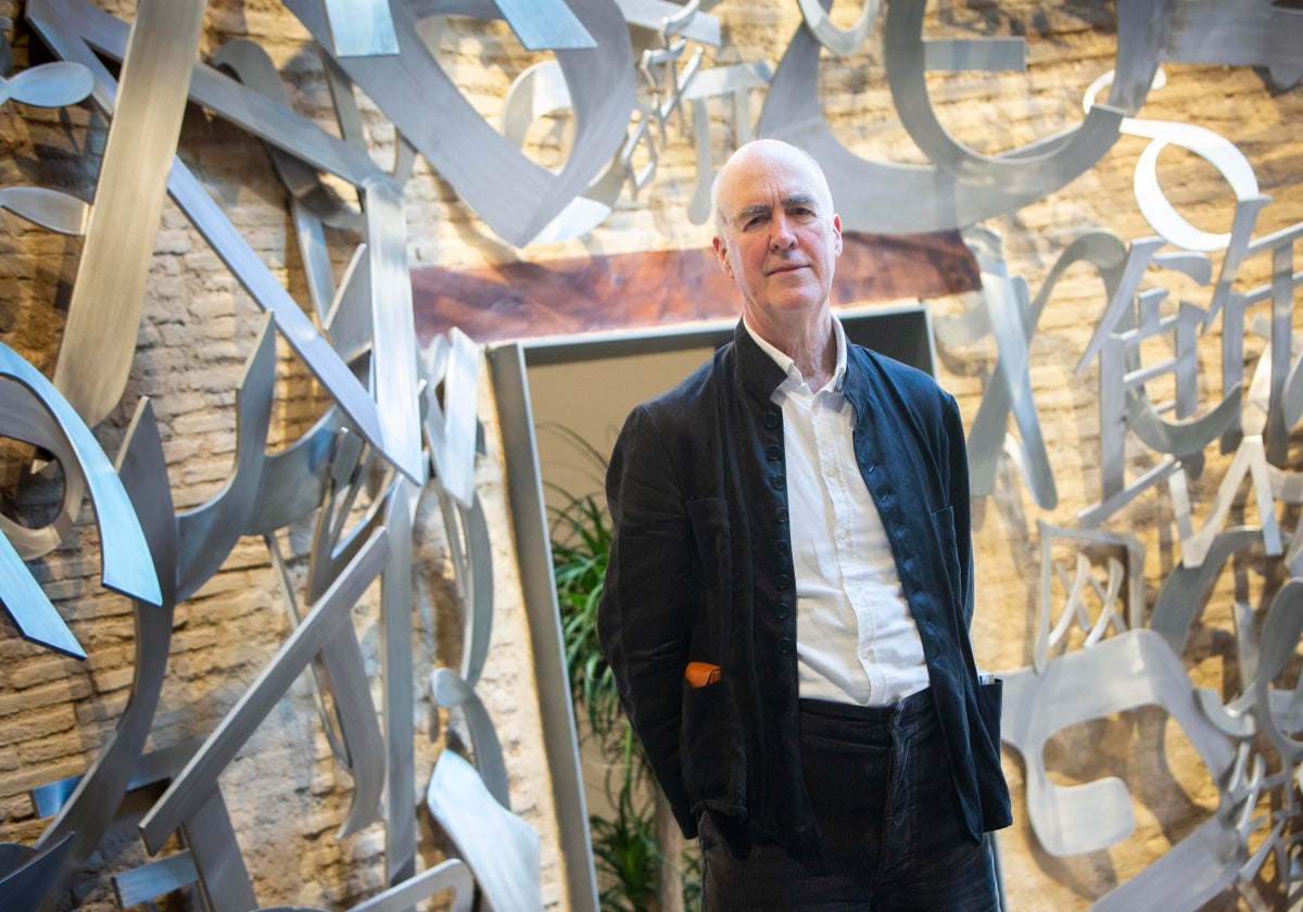 Charles Saumarez con la obra de Jaume Plensa 'Tempesta'.