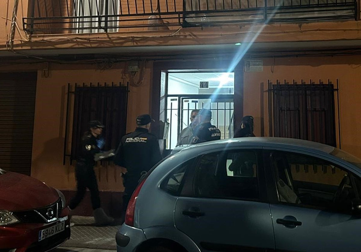 Policías, a las puertas de la vivienda en la que se ha producido el crimen.