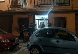 Policías, a las puertas de la vivienda en la que se ha producido el crimen.