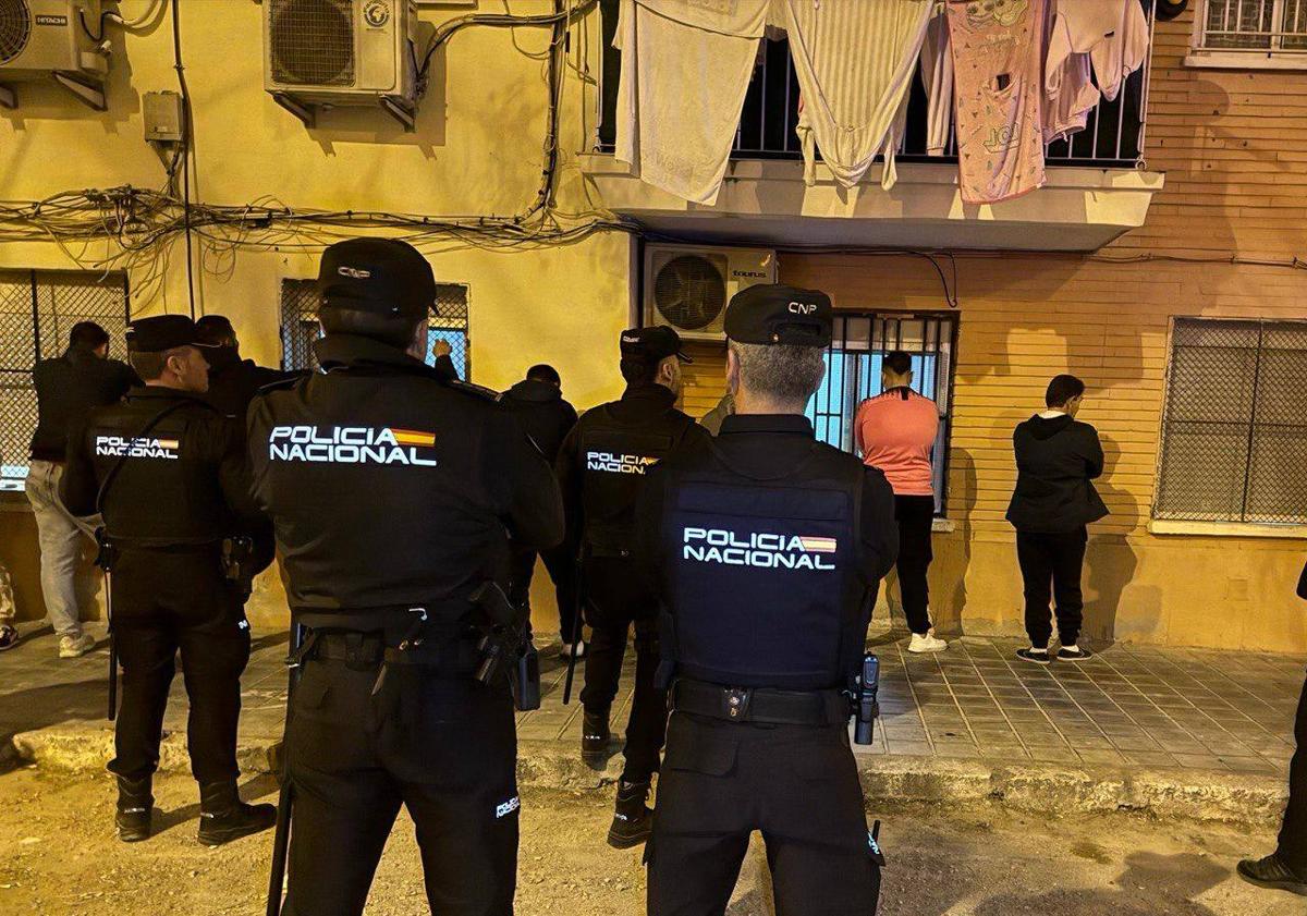 Imagen principal - Operación policial con once detenidos en el barrio de la Fuensanta de Valencia